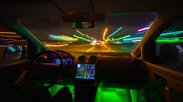 L'homme conduit sur l'autoroute avec une navigation. Bonsoir, la nuit. Grand angle
 - Photo, image