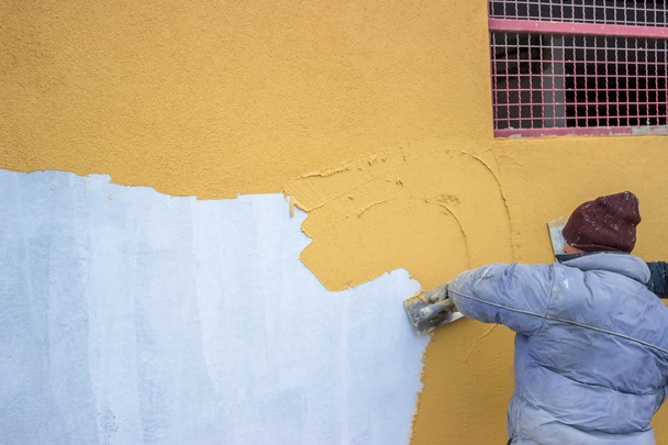 Bauarbeiter verputzt Fassade - Foto, Bild