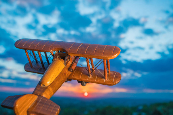 夕日を背景にした木製の飛行機 - 写真・画像