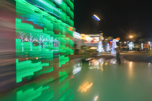 Аллея на площади с яркими огнями. Вечернее время
 - Фото, изображение