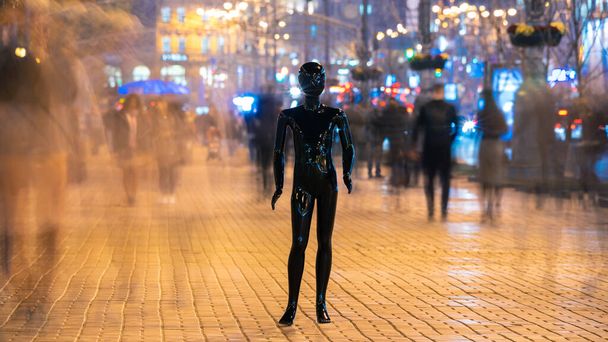 Кукла, стоящая на улице толпы. вечернее время
 - Фото, изображение