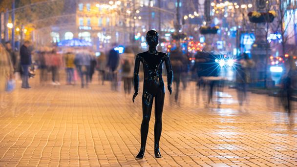 Manekin stojący na ulicy tłumu. wieczorna - Zdjęcie, obraz