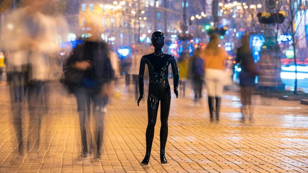 Le mannequin debout dans la rue de la foule. heure du soir
 - Photo, image