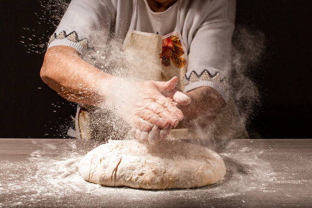 anciana, abuela manos con salpicadura de harina. Cocinar pan. Amasar la masa. menú receta lugar para el texto. - Foto, imagen