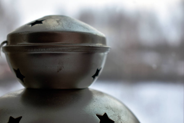 jarra de metal em um fundo branco
 - Foto, Imagem