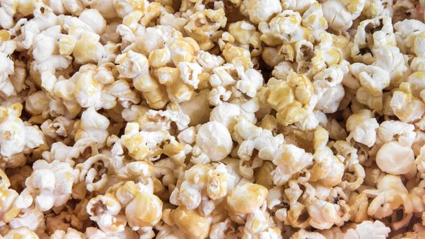Detail von Karamell-Popcorn, Textur von Süßspeisen - Foto, Bild