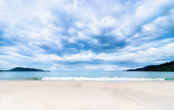 Красивий білий піщаний пляж смарагдова морська вода і блакитне небо на пляжі Патонг найвідоміша туристична пам'ятка на острові Пхукет - Фото, зображення