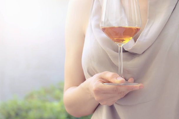 дорогоцінний келих вина, жінка з елегантною сукнею, що тримає алкогольний напій
 - Фото, зображення