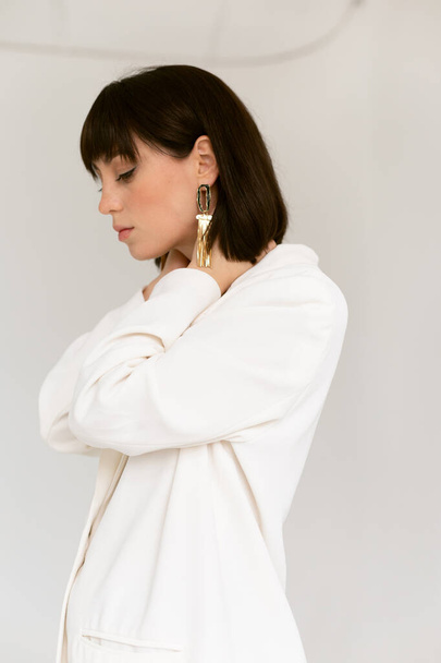 mujer bonita mujer en chaqueta blanca posando en el estudio
 - Foto, imagen