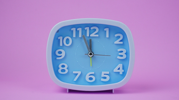 Alarm hodiny 11.55 hodin izolované na růžovém pozadí. - Fotografie, Obrázek