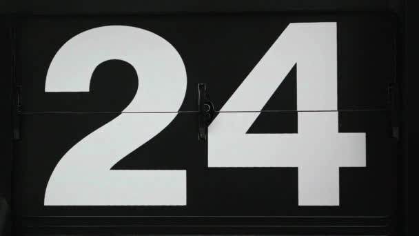 Κοντινό πλάνο Flip ρολόι Αλλαγή αριθμών ημερομηνίας από 24 έως 25, έννοια του χρόνου. - Πλάνα, βίντεο