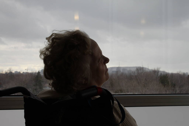 Donna anziana che vive la sua solitudine e il suo confinamento
 - Foto, immagini