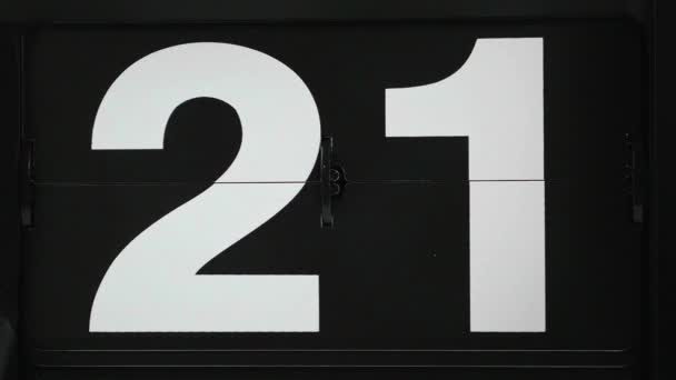 Close-up Flip clock Cambia numeri di data da 21 a 22, Concetto di tempo. - Filmati, video