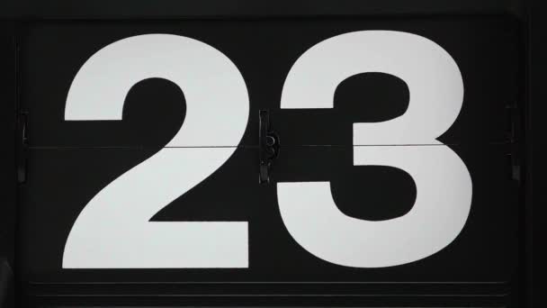 Close-up Flip clock Zmiana numerów od 23 do 24, Koncepcja czasu. - Materiał filmowy, wideo