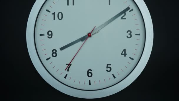閉じる角度カメラの下から上へ、時間の開始灰色の壁の時計の顔08.00午前または午後.  - 映像、動画