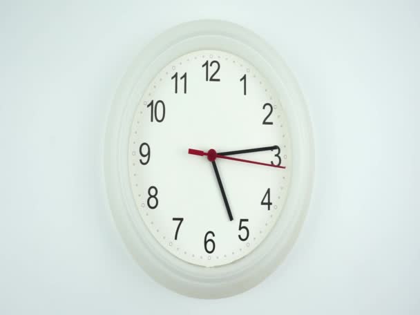 Weiße Uhr isoliert auf weißem Hintergrund Showtime 05.14 Uhr oder pm. Second Hand bewegt sich langsam, Zeitkonzept. - Filmmaterial, Video