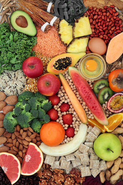 Supernahrung für gesunde Ernährung mit Stärkung des Immunsystems zur Förderung von Vitalität, Fitness und Energie durch gesunde Lebensmittel mit hohem Gehalt an Antioxidantien, Anthocyanen, Proteinen, Omega-3-Fettsäuren, Vitaminen und Mineralstoffen.   - Foto, Bild