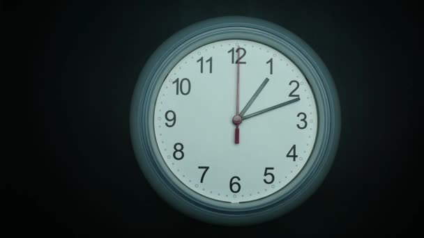 Šedé nástěnné hodiny izolované 1 hodina na černém pozadí, Časová prodleva 60 minut pohybující se rychle, Časová koncepce. - Záběry, video