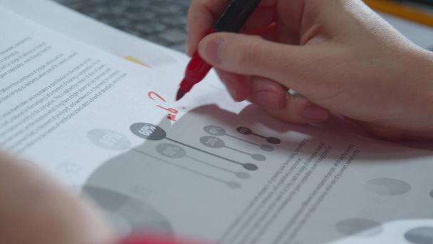 Femme met des marques dans les documents avec marqueur
 - Photo, image