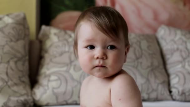 Naked plump caucasian boy infant looking at the camera, handsome - Materiaali, video