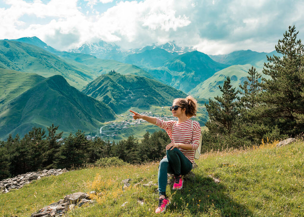 Nainen tyttö matkustaja taustalla Kaukasian vuoret
 - Valokuva, kuva