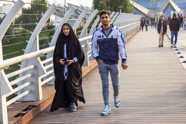 Teherán, Írán - listopad2019. Mladý pár chlap a dívka procházka po městě. - Fotografie, Obrázek