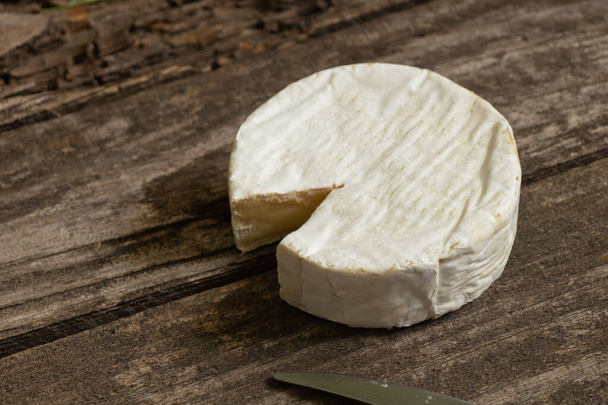 Сыр бри лежит на столе на кухне
 - Фото, изображение