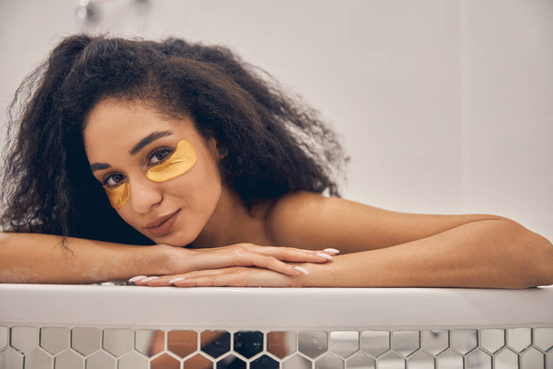 Beautiful young woman relaxing in a bath - Фото, зображення