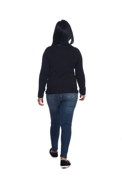 vista trasera de una mujer caminando sobre blanco
 - Foto, Imagen