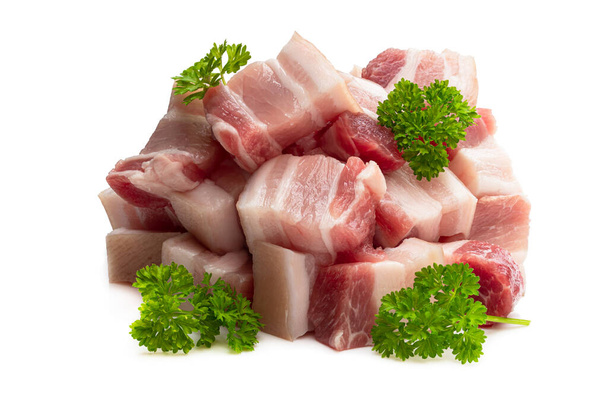 Buikvarkensvlees plakjes met peterselie kruid geïsoleerd op wit  - Foto, afbeelding