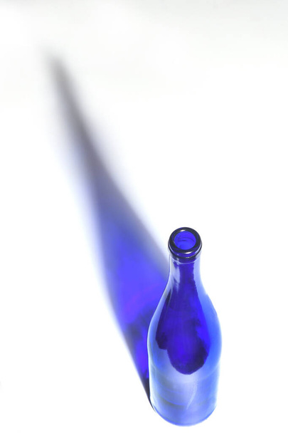 garrafa com sua sombra com fundo branco - Foto, Imagem