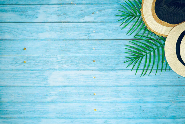 banner web y plana laico vacaciones de verano y accesorios de playa sobre fondo de madera azul - Foto, imagen