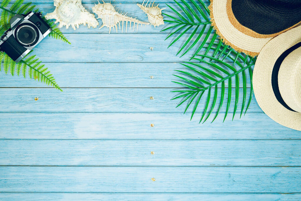 banner web y plana laico vacaciones de verano y accesorios de playa sobre fondo de madera azul - Foto, imagen