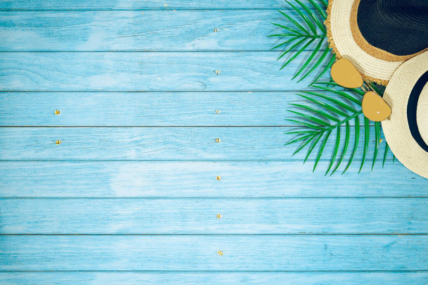 web banner και επίπεδη lay καλοκαιρινές διακοπές και αξεσουάρ παραλία σε μπλε ξύλινο φόντο - Φωτογραφία, εικόνα