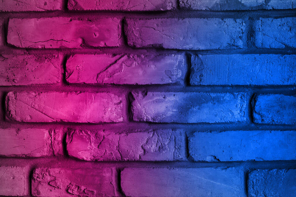 Eclairage Effet néon rouge et bleu sur mur de briques pour fond
 - Photo, image