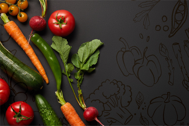 vrchní pohled na syrovou chutnou zeleninu se zelenými listy na černém pozadí s ilustrací - Fotografie, Obrázek