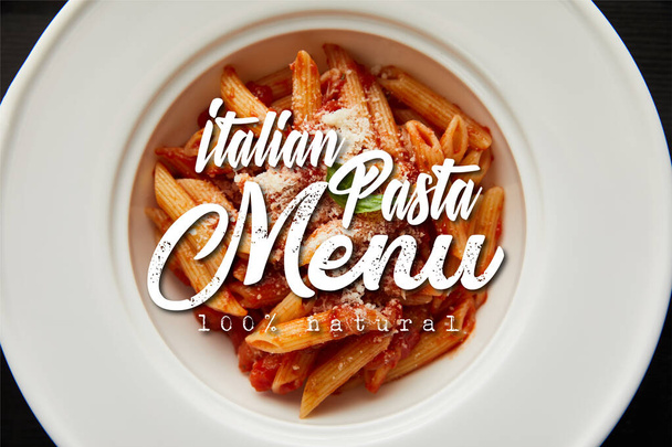 widok z góry smaczny makaron boloński z sosem pomidorowym i parmezanem w białym talerzu izolowane na czarny, włoski makaron menu ilustracja - Zdjęcie, obraz