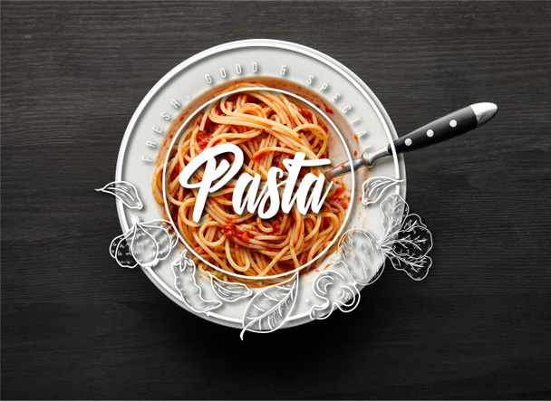 bovenaanzicht van lekkere bolognese pasta met tomatensaus in witte plaat op zwarte houten achtergrond, pasta illustratie - Foto, afbeelding