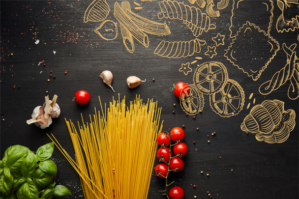 górny widok surowych składników makaronu bolońskiego na czarnym drewnianym tle, ilustracja żywności - Zdjęcie, obraz