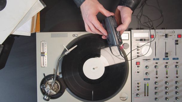 Ο DJ γράφει μουσική από δίσκο σε κασέτα ήχου - Φωτογραφία, εικόνα