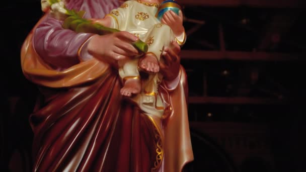 Egy szent szobra segíti a gyerekeket, akik a templomot díszítik.. - Felvétel, videó