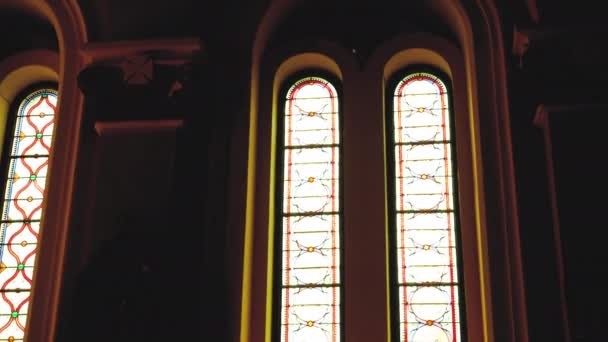 Kran-Video von Kirchenfenstern in der Kirche - Filmmaterial, Video