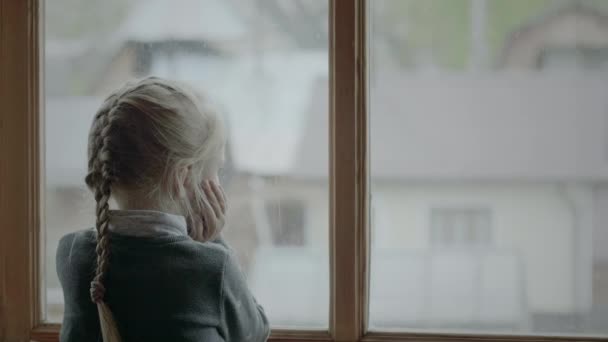 Маленькая девочка смотрит в окно
 - Кадры, видео