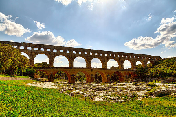 O mundialmente famoso Pont du Gard, um aqueduto da época dos romanos, edifício histórico no sul da França
 - Foto, Imagem