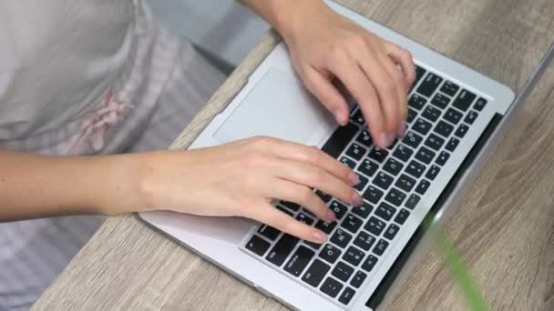 Egy férfi otthon dolgozik egy számítógépnél. munka otthon karantén alatt 2020. egy személy típusát a számítógépen - Felvétel, videó