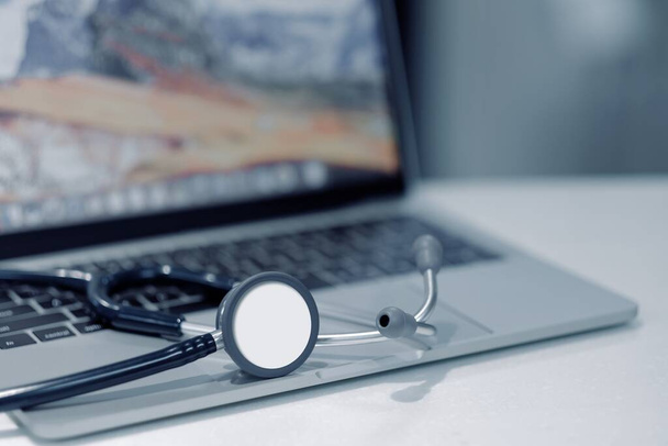 Stethoscope laptopon, orvosi technológia háttér fogalmak  - Fotó, kép