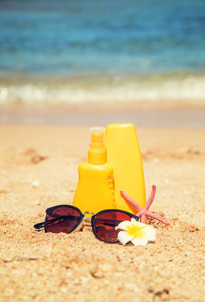 sunblock on the beach. Sun protection. Selective focus. natue - Foto, Imagen