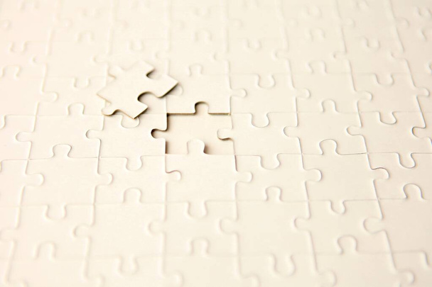 Plan weiße Puzzle-Oberflächenstruktur mit Kopierraum. Puzzle mit fehlendem Teil - Lösungskonzept - Foto, Bild