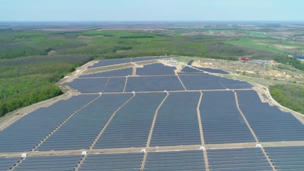 Letecký pohled na pole solárních elektráren za slunečného dne. Letecký pohled na Sluneční farmu. Technologie obnovitelné energie. Široký záběr - Záběry, video