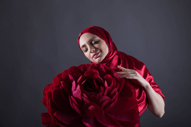 東イスラム教徒の赤い絹のドレスの神秘的な美しい女性 - 写真・画像
